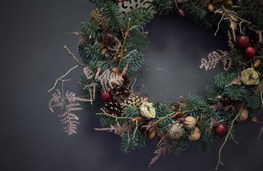 Noel çelengi köknar dalları, Noel baloları ve doğal malzemelerle süslenmiş, yeni yıl konsepti.
