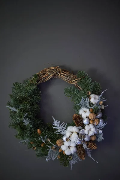 Julkrans av vinstockar dekorerade med gran grenar, julbollar och naturmaterial, nyårskoncept — Stockfoto