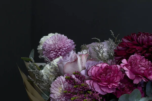 Rosa und lila getöntes Bouquet im Vintage-Stil auf dunklem Hintergrund, selektiver Fokus — Stockfoto