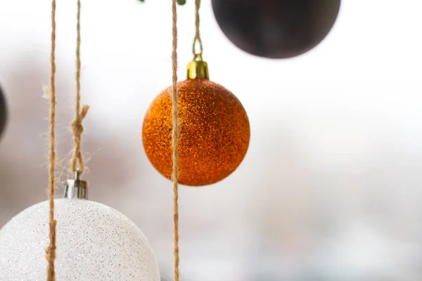 Capodanno o sfondo di Natale, primo piano di palline di Natale bianche e oro su uno sfondo sfocato, messa a fuoco selettiva — Foto Stock