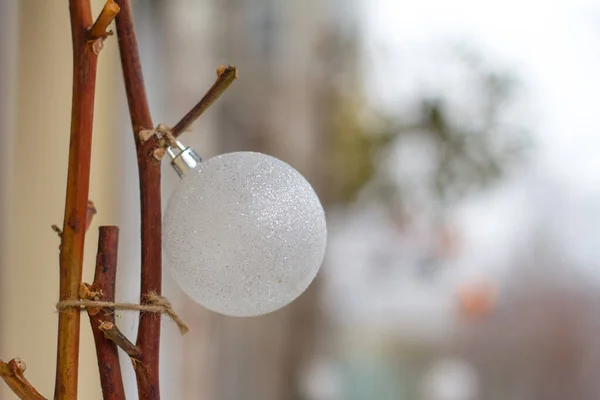 Capodanno o sfondo di Natale, primo piano di palline di Natale bianche su uno sfondo sfocato, messa a fuoco selettiva — Foto Stock