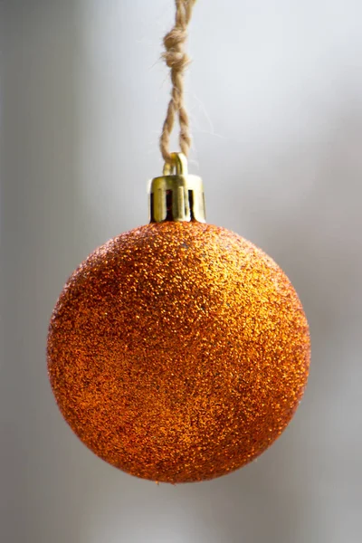 New Year or Christmas background, close-up golden Christmas ball on a blurred background, selective focus — ストック写真