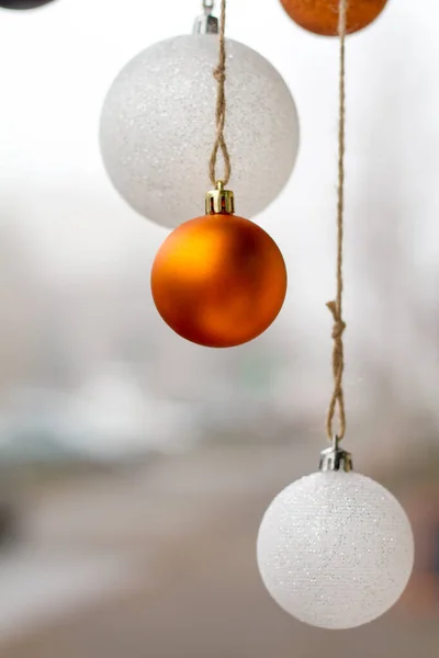 새해나 크리스마스 배경, 흐린 배경에 흰색 과 황금색 공을 클로즈업, 선택적 인 초점 — 스톡 사진