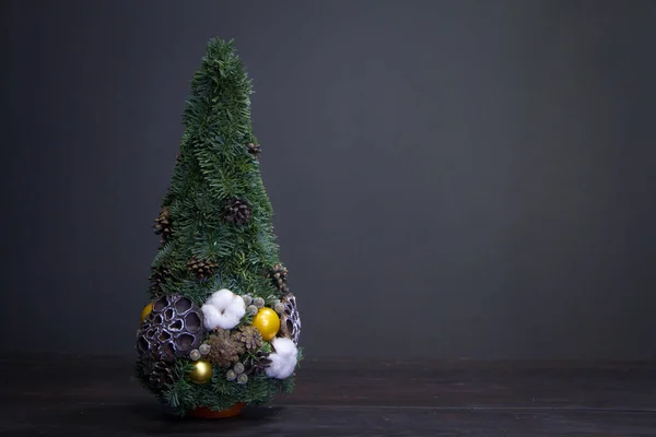 Weihnachtsbaum aus Tannenzweigen, geschmückt mit Naturmaterialien und Kugeln. Weihnachten und Neujahr minimalistische Komposition. — Stockfoto