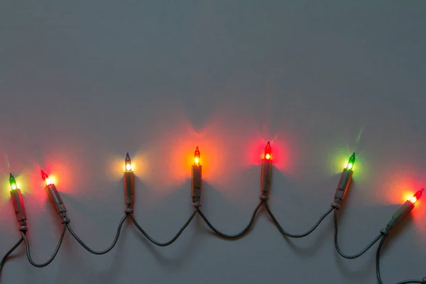 크리스마스나 새해 배경, 회색 배경에 다채 로운 빛 이 있는 갈랜드 선택적 초점 — 스톡 사진