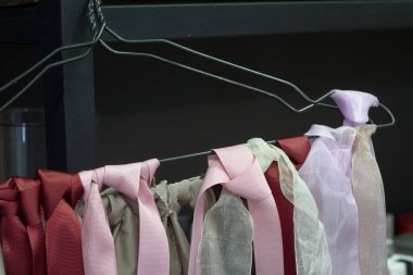 Askıda asılı bir sürü kurdelenin yakın çekimi, seçici odaklanma