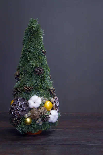 Karácsonyfa fenyő ágak és díszített természetes anyagok és labdák. Karácsony és újév minimalista kompozíció. — Stock Fotó