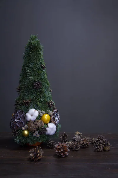 Julgran gjord av gran grenar och dekorerad med naturmaterial och många kottar — Stockfoto