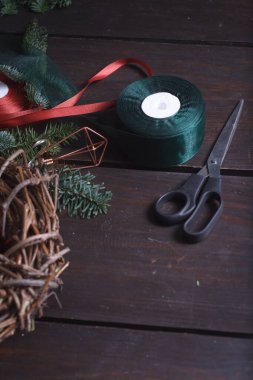 Yakın plan masaüstü çiçekçisi Noel çelengi, tatil dekorasyonu, seçici odak