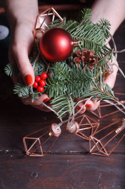 Noel ya da yeni yıl konsepti, kadınların elinde yanan kırmızı bir mum ve seçici bir odak noktası.