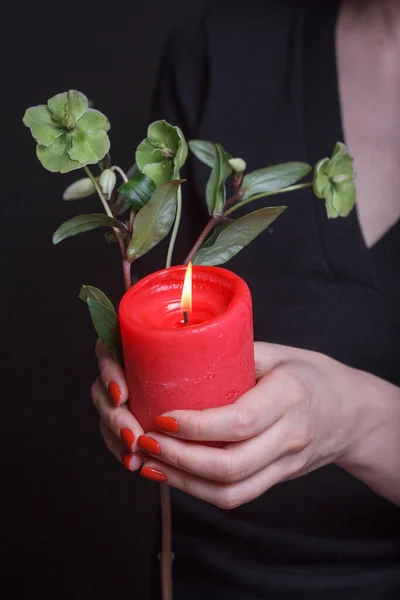 Close-up of a female florist making a Christmas wreath of fir branches, Christmas bubbles and natural decor, selective focus — Stock Photo, Image