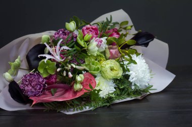 Karanlık bir arka planda Noel ve Yeni Yıl kompozisyon buketi, seçici bir odak