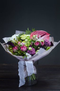 Karanlık bir arka planda Noel ve Yeni Yıl kompozisyon buketi, seçici bir odak