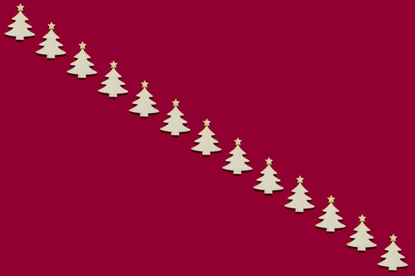 Minimal vinter kreativ bord platt låg, collage av många trä jul träd figurer — Stockfoto