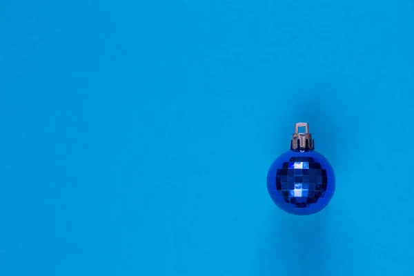 Close-up azul Navidad burbuja aislar sobre fondo azul, enfoque selectivo — Foto de Stock