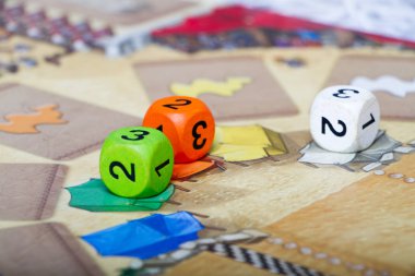 Çipler ve zarlarla yakın plan renkli masa oyunu, ilginç bir aile eğlencesi konsepti, seçici odaklanma.