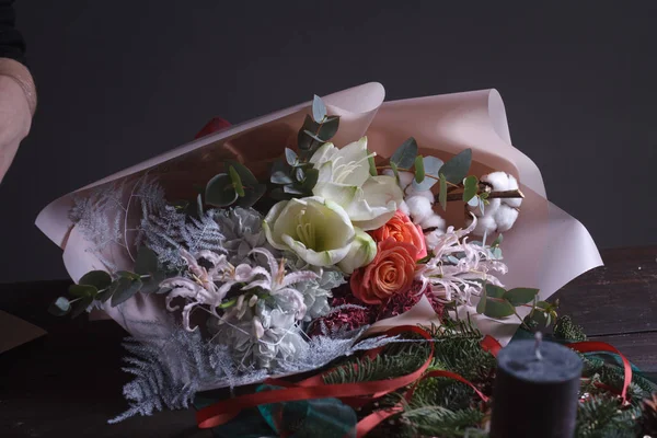 Mulher florista faz um buquê para encomendar, conceito de próprio negócio de flores, foco seletivo — Fotografia de Stock