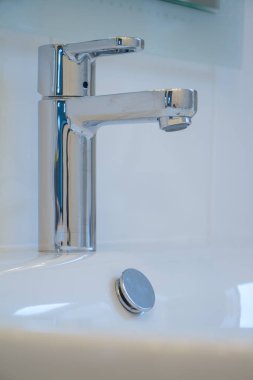 Modern musluk musluğuna yakın çekim. Pahalı tavan arası banyosunda, yumuşak odak, fotokopi odası...