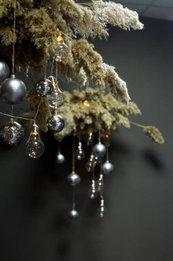 Noel dekoru ve Noel ya da yeni yıl konsepti ile yukarıdan sarkan dekoratif bir kamış bulutu.