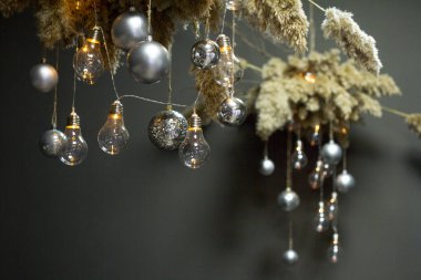 Noel dekoru ve Noel ya da yeni yıl konsepti ile yukarıdan sarkan dekoratif bir kamış bulutu.