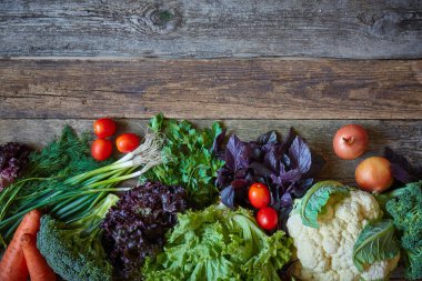 Eski pürüzlü ahşap yüzeyde taze sebze ve otlar, sağlıklı beslenme konsepti, seçici odak
