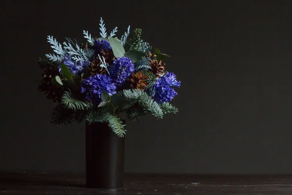 Зимовий букет з ялинових гілок, блакитних гіацинтів і шишок, концепція зимового подарунка — стокове фото