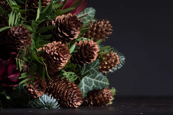 Vinterbukett av Nobil gran kvistar, kottar, pistasch, leukodendron och murgröna, vinter gåva koncept — Stockfoto