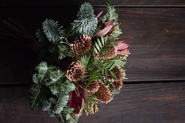 Vinterbukett av Nobil gran kvistar, kottar, pistasch, leukodendron och murgröna, vinter gåva koncept — Stockfoto