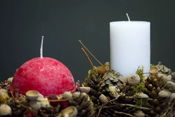 Close-up de decoração de inverno com velas em uma superfície de madeira, foco seletivo — Fotografia de Stock