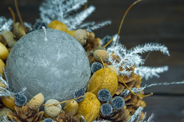 Nahaufnahme von Winterdekor mit grauer Kerze auf einer Holzoberfläche, selektiver Fokus — Stockfoto