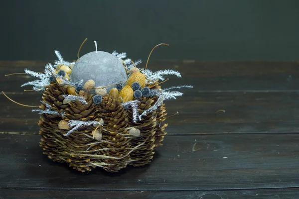 Close-up of winter decor with grey candle on a wooden surface, selective focus — Stock Photo, Image