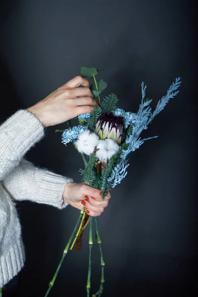 Blumenhändlerin fertigt Blumenstrauß auf Bestellung, Konzept des eigenen Blumengeschäfts, selektiver Fokus — Stockfoto