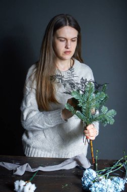Kadın çiçekçi sipariş için bir buket yapar, kendi çiçek işi konsepti, seçici odaklanma