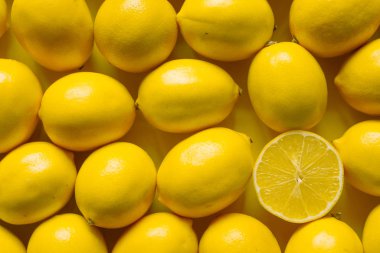 Sarı bir zemin, arka plan ya da konsept üzerinde birçok olgun limon