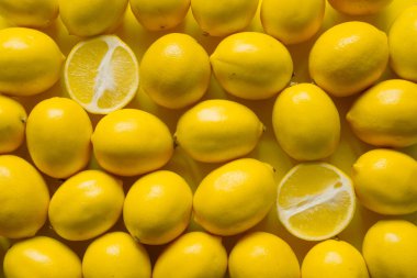 Sarı bir zemin, arka plan ya da konsept üzerinde birçok olgun limon