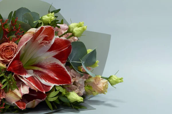 Romantic wedding or congratulatory bouquet of roses, hippeastrum, jatropha and eucalyptus, light gray background, selective focus — 스톡 사진