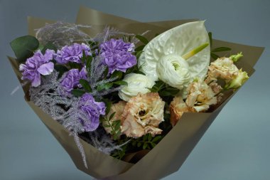 Romantik düğün veya tebrik buketi, açık gri arka plan, seçici odak