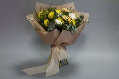 Klasik tarzda güzel bir buket, açık gri arkaplan, seçici odak