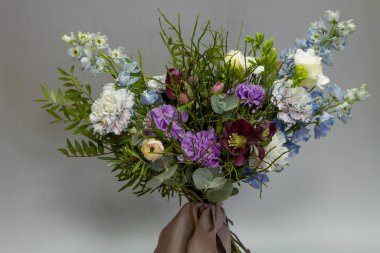 Orijinal Provence tarzı açık buket, gri arkaplan, seçici odak