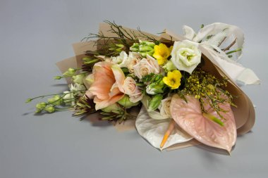 Pembe renkte güzel bir yaz buketi, gri arka plan, seçici odak