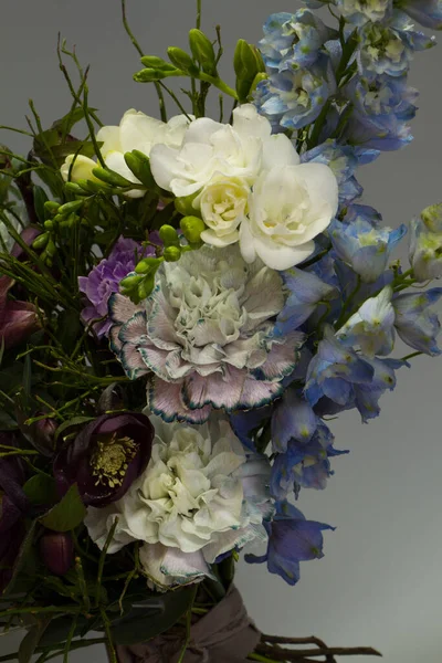 Detailní detailní záběr na originální otevřenou kytici ve stylu Provence, šedé pozadí, selektivní ostření — Stock fotografie