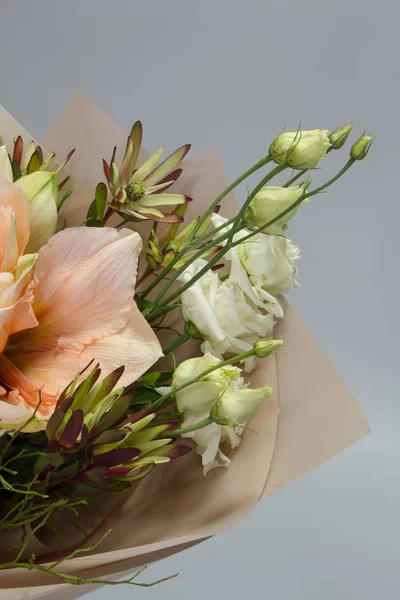 Detailaufnahme von schönem Sommerstrauß in rosa Farben, grauem Hintergrund, selektiver Fokus — Stockfoto