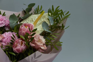 Klasik tarzda güzel bir gelin buketi, açık gri arka plan, seçici odak