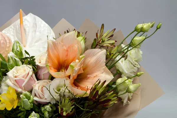 Detailaufnahme von schönem Sommerstrauß in rosa Farben, grauem Hintergrund, selektiver Fokus — Stockfoto