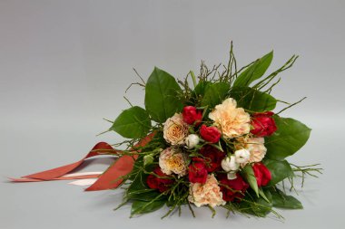 Klasik tarzda güzel bir buket, açık gri arkaplan, seçici odak