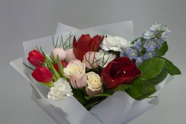 Parlak renklerde güzel bir yaz buketi, gri arka plan, seçici odak