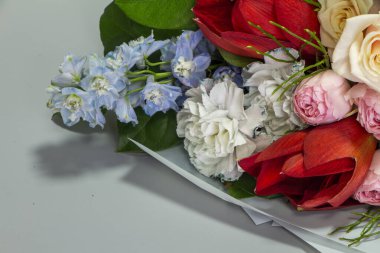 Parlak renklerde güzel bir yaz buketi, gri arka plan, seçici odak