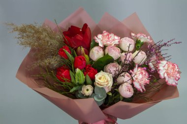 Parlak renklerde güzel bir yaz buketi, gri arka plan, seçici odak