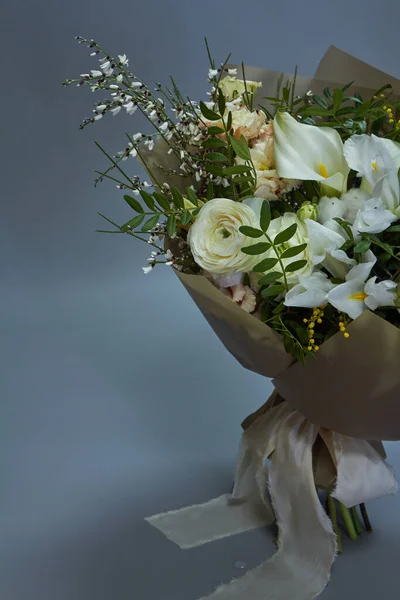 Romantische Hochzeit oder Gratulationsstrauß, hellgrauer Hintergrund, selektiver Fokus — Stockfoto