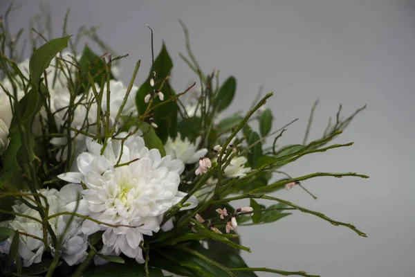帽子の箱のパステルカラーのクローズアップ明るい花の配置、挨拶の概念 — ストック写真